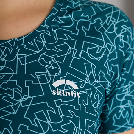 raiffeisen_landesbank_vorarlberg_damen_t-shirt_raiba_muster_skinfit