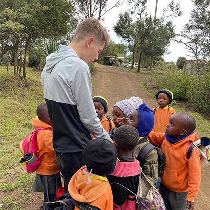 kenia-land-der-laufer-maximilian-meusburger-kinder-skinfit