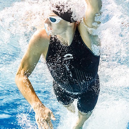 booster-tri-swimskin-schwimmen-von-vorne-vorstellung-skinfit