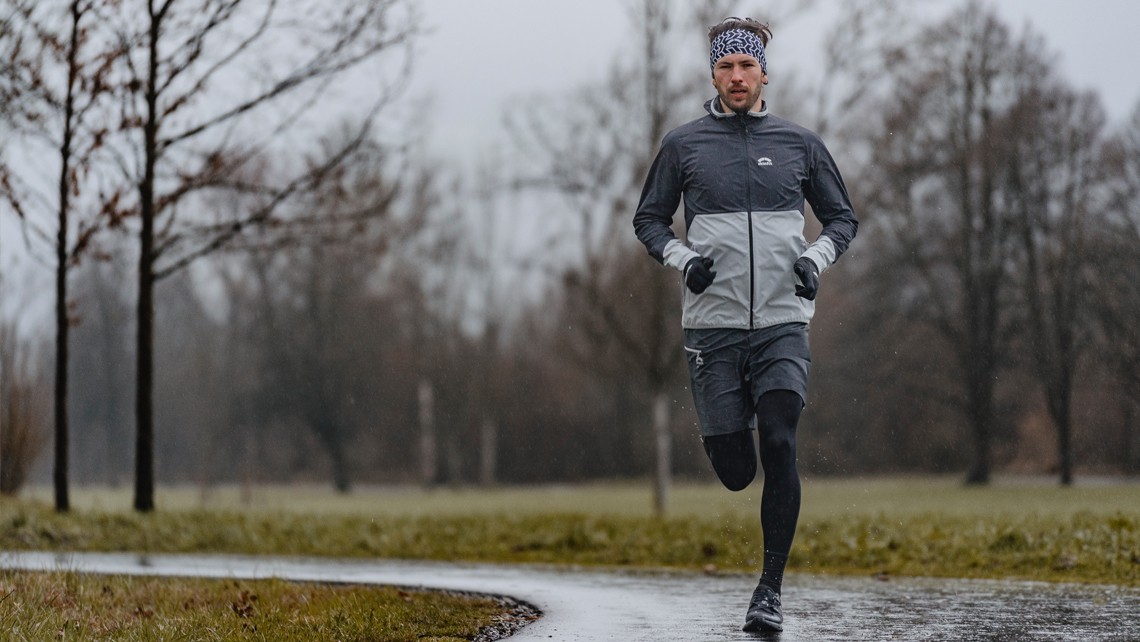 erfahrung_richtige_jacke_fuer_training_bei_regen_marcel_ruedisser_skinfit