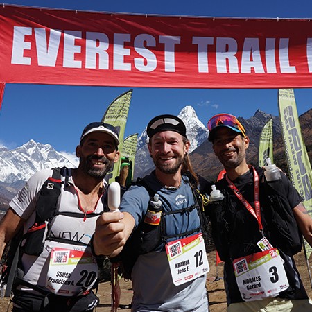 gluecklich_im_ziel_des_everest_trail_race_skinfit