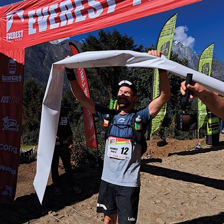 jens_kramer_im_ziel_des_everest_trail_race_skinfit