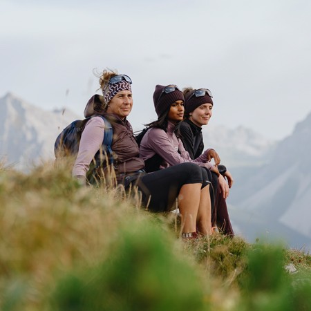 nachhaltige_sportbekleidung_langlebig_zeitlos_wandern_pause_maedls_skinfit