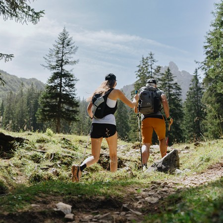 nachhaltige_sportbekleidung_langlebig_zeitlos_wandern_trail_skinfit