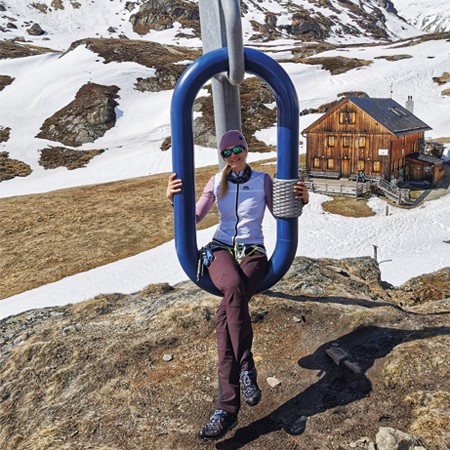 skinfitcrew_seven_summits_austria_rita_daxenbichler_grossvenediger_schaukel_skinfit