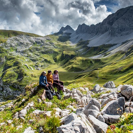 ruefikopf_wanderung_lech_materialien_aus_vorarlberg_produktion_ausblick_panorama_skinfit