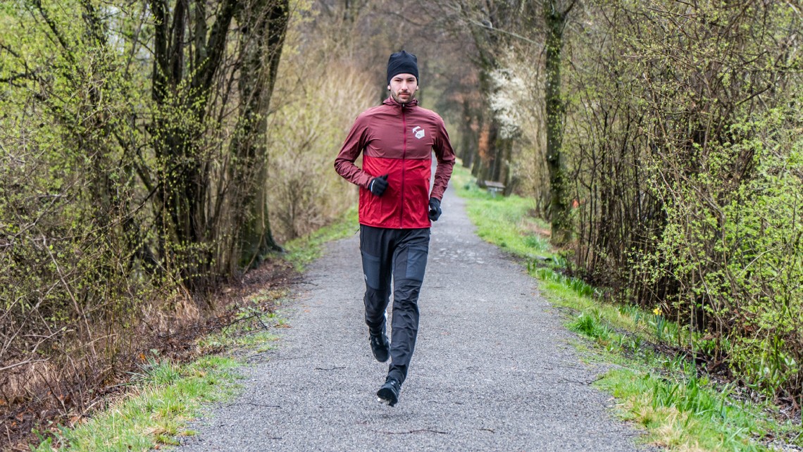 ganzjahres_sportoutfit_training_laufen_bekleidung_skinfit