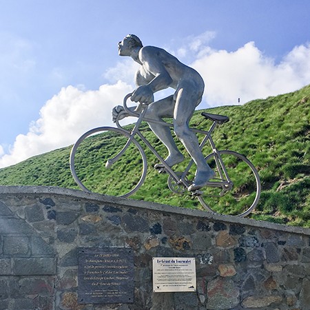 rennradstrecken_cul_du_tourmalet_figur_statue_gipfel_skinfit