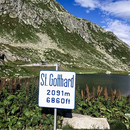 rennradstrecken_gotthardpasse_schild_skinfit