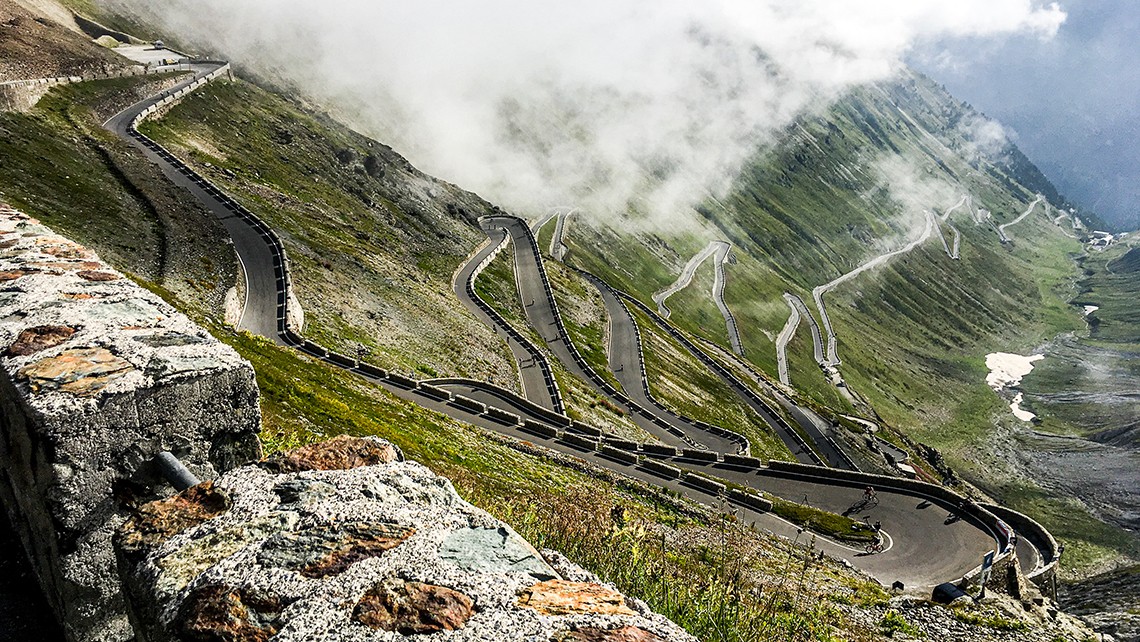 rennradstrecken_stilfserjoch_stelvio_serpentinen_skinfit