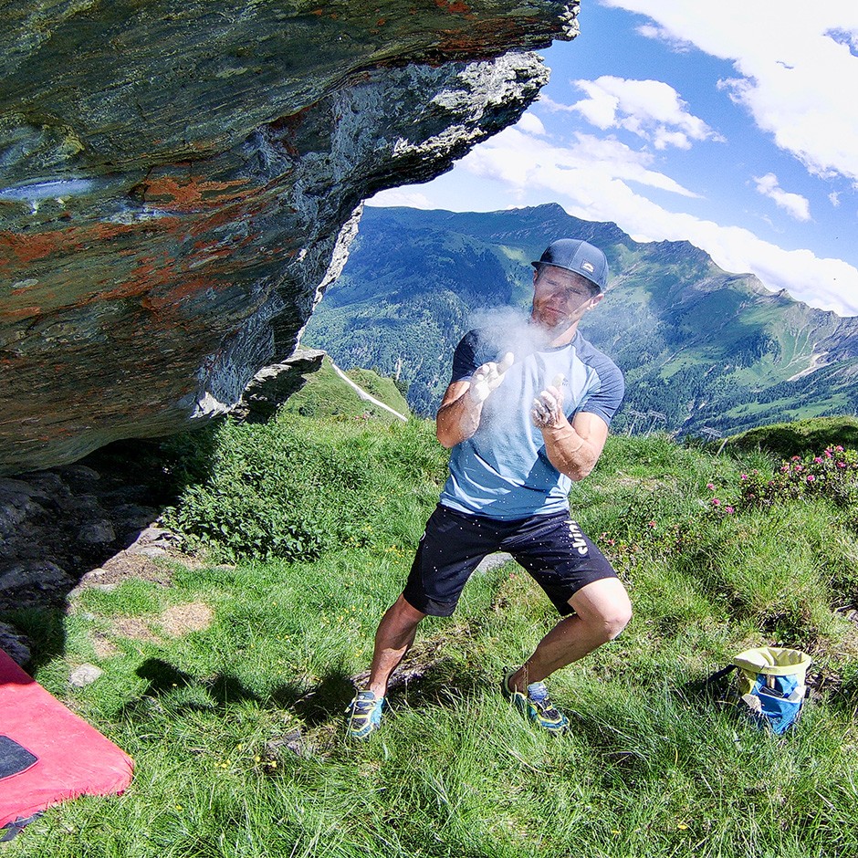 bouldern-berni-schwaiger-chalk-skinfit