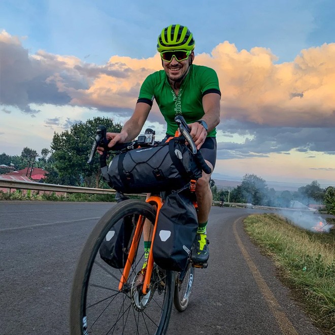 mit dem Finestre Radtrikot auf dem Gravelbike
