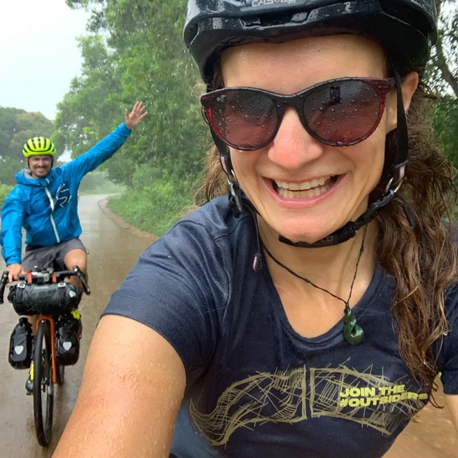 mit dem Join the Outsider T-shirt auf dem Gravelbike